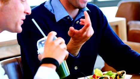 Führungskräfte,-die-zusammen-in-der-Cafeteria-frühstücken