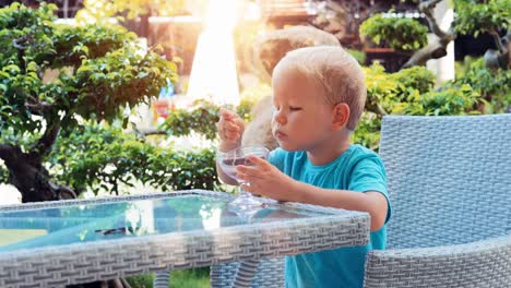 Niño-comiendo-un-helado