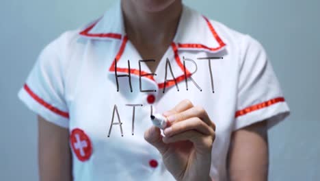 Herzinfarkt,-Ärztin,-schreiben-auf-transparenten-Bildschirm