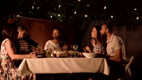 Friends-dining-in-garden