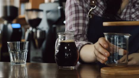 Barista-sirviendo-café-verter-sobre