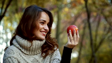 Mujer-con-manzana-en-Parque