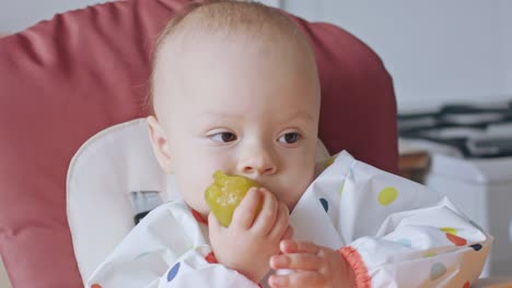 Una-niña-comiendo-ciruela-en-casa