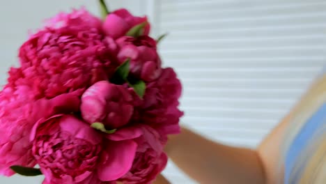 Mujer-de-Floreria-que-manojo-en-la-tienda-de-la-flor