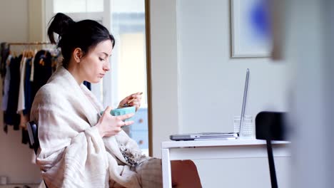 Women-looking-at-laptop-while-having-breakfast-4k