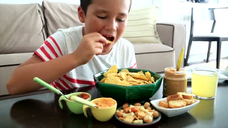 Preteen-boy-eating-unhealthy-eating