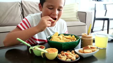 Preadolescente-muchacho-comiendo-alimentación-incorrecta