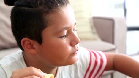 Preteen-boy-eating-unhealthy-eating