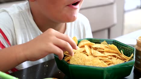 Preteen-Boy-Essen-ungesunde-Ernährung