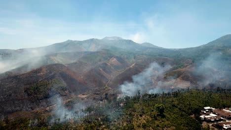 Luftbild-Waldbrand.-Jawa-Island,-Indonesien