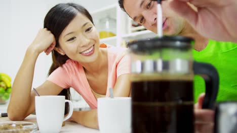 Pareja-joven-asiático-Chino-Preparación-café-desayuno