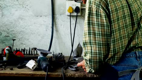 Handwerker,-Polieren-Fisch-Skulptur-4k