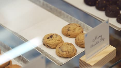 Galletas-y-dulces-en-la-exhibición-en-una-tienda,-cerca