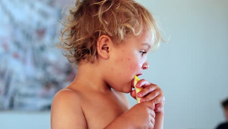 Candid-Moment-der-2-Jahre-altes-Baby-Essen-Melone-Frucht-und-Blick-in-die-Kamera