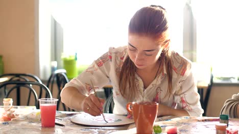 decoradores-de-mujer-hacen-figuritas.-Taller-de-artesanía.