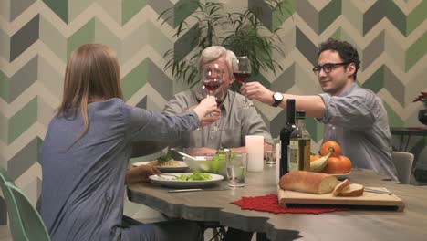 Family-clinking-glasses-with-red-wine