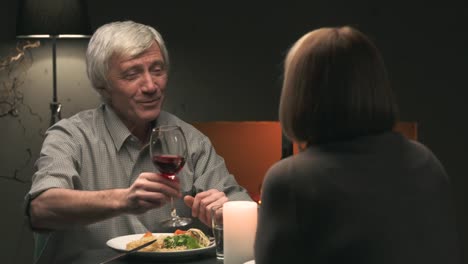 Senior-couple-on-a-romantic-date-in-restaurant