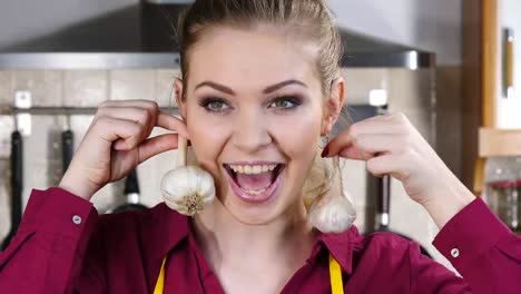 Playful-woman-playing-with-garlic