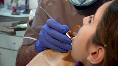 Niño-pequeño-paciente-visitante-especialista-clínica-dental.-Tratamiento-dental