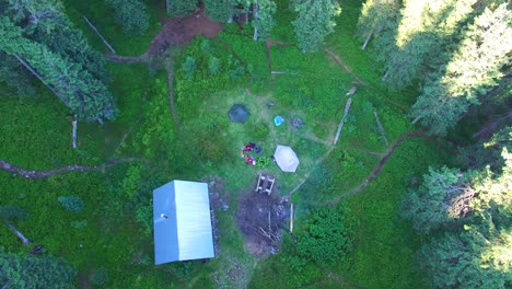 Luftaufnahme-des-Campingplatzes-auf-einer-Bergwiese