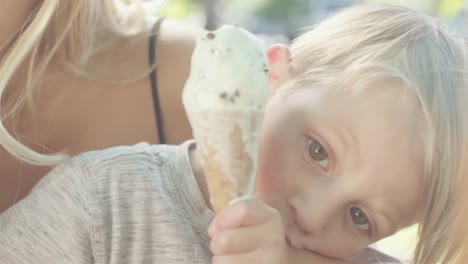 Kind-lecken-Eis-von-seinen-Händen-von-seiner-tropfenden-Kegel-in-einem-park