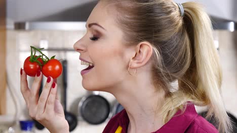 Mujer-comiendo-tomates-pequeños