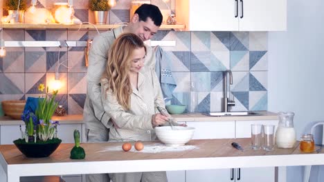 joven-pareja-de-enamorados-cocinar-juntos-en-la-cocina