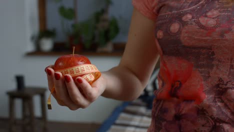 Frau-mit-frischen-Apfel-und-Maßnahme-Band