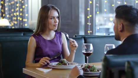 Woman-and-Man-on-Date-in-Restaurant