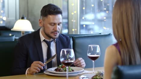 Man-Chatting-with-Woman-on-First-Date-in-Restaurant