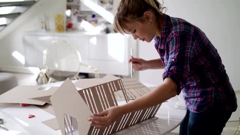 Mujer-que-trabaja-como-arquitecto-construcción-maqueta-de-modelo-de-vivienda