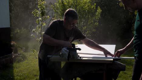 Vater-und-Sohn-reparieren-die-Innentüren-im-Garten-an-der-frischen-Luft