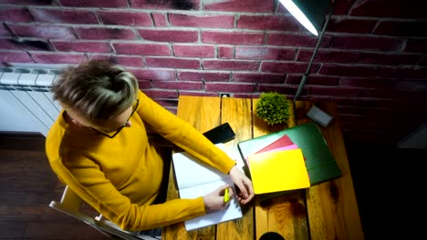 Frau-im-home-Office-arbeiten.-Neues-Geschäftskonzept-(Start).