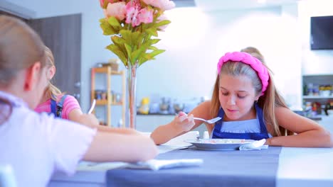 Teenagers-eat-food-sitting-at-the-table