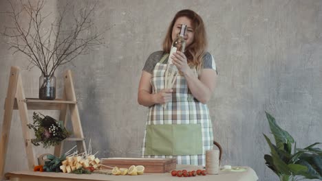 Mujer-feliz-creación-de-arreglo-bouquet-comestible