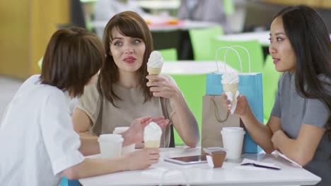 Drei-Frauen,-die-Eis-essen-im-Cafe