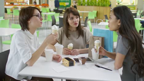 Drei-Frauen-im-Einkaufszentrum-Cafe