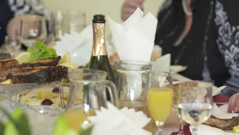 Leute-feiern-Ferien-beim-festlichen-Abendessen-im-restaurant