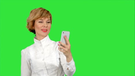 Geschäftsfrau-unter-lustige-Selfie-mit-Handy-auf-einem-Green-Screen,-Chroma-Key