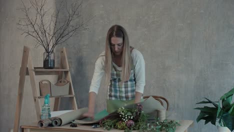 Floreria-femenino-prepara-papel-para-las-flores-de-embalaje