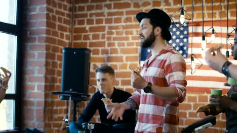 Musicians-having-pizza-during-rehearsal