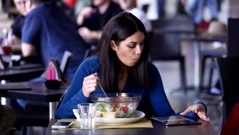 Linda-asiática-joven-sola-en-el-restaurante,-comer-una-ensalada