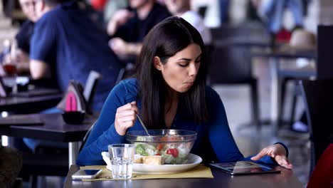 süße-junge-asiatische-Frau-allein-im-Restaurant-Essen-einen-Salat