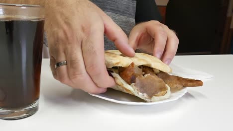 Der-Mann-isst-Döner-mit-seinen-Händen