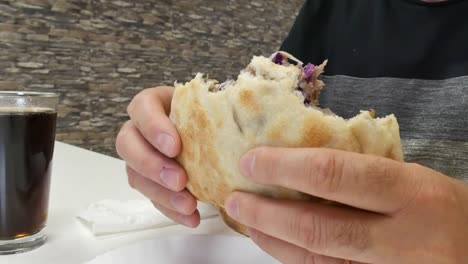 Der-Mann-isst-Döner-mit-seinen-Händen