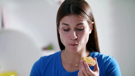 Junge-Frau-beim-Frühstück-zu-Hause-am-Sonntag