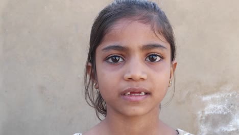 Portrait-of-a-Indian-girl,-with-missing-front-teeth