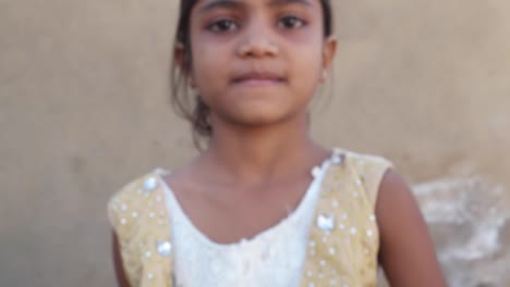 Indische-Mädchen-direkt-in-die-Kamera-zeigen
