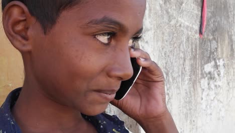Indische-Kinder-sprechen-auf-mobile-Handy,-aufgeregt-und-glücklich,-reden