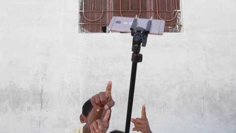 Kinder-unter-Selfies-mit-einem-Selfie-Stock-in-Indien